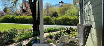 Blue Rivers Cottage with Mountain Views