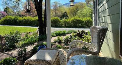 Blue Rivers Cottage with Mountain Views