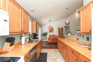 Kjøleskap, mikrobølgeovn, ovn og oppvaskmaskin