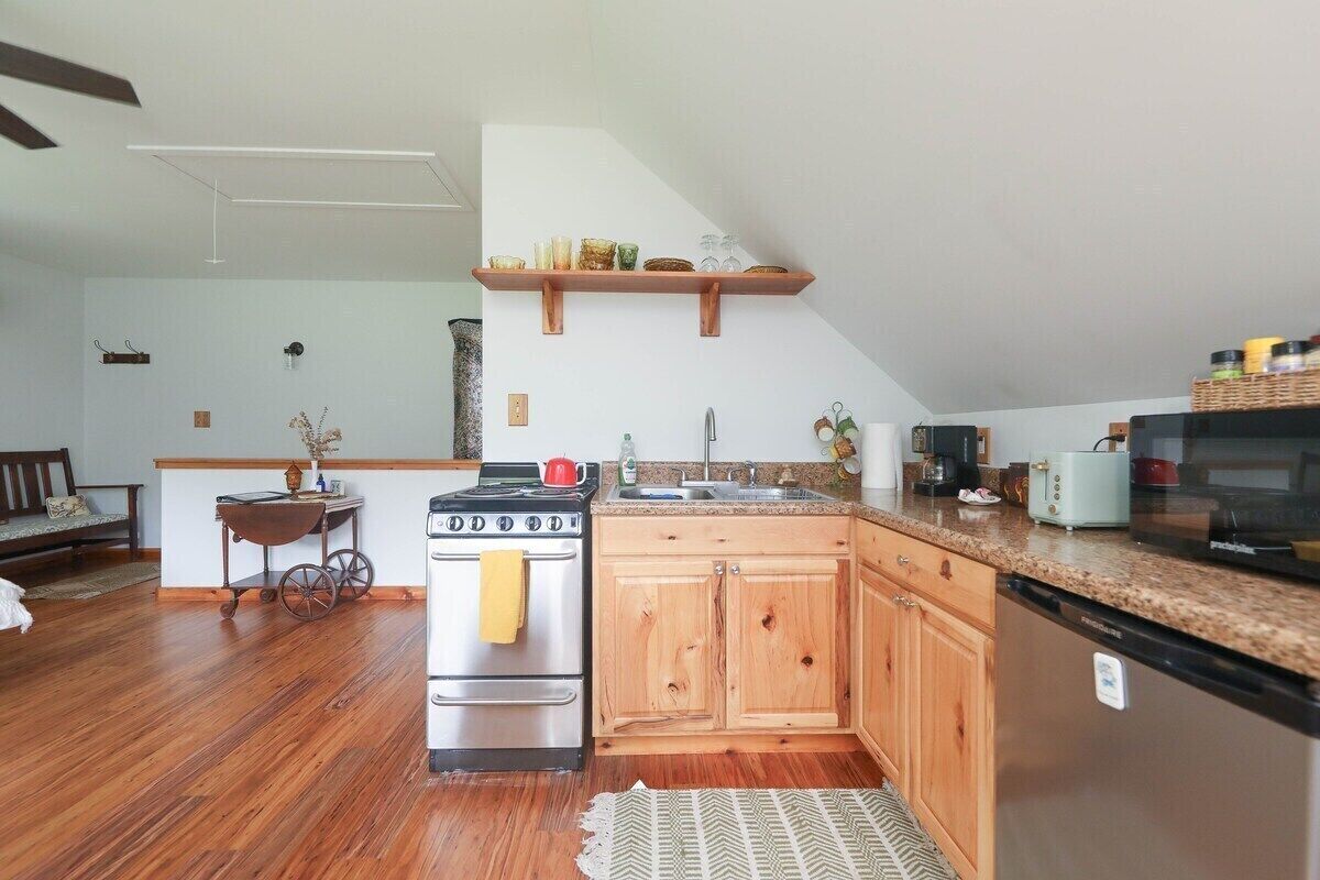 Coffee/tea maker, fridge, microwave, oven