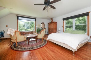 1 bedroom, travel crib, free WiFi, bed sheets - Blue Rivers Loft on the Brew Ridge Trail (Afton)