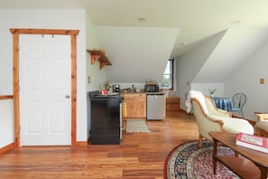 Amplio loft con cocina, comedor y un gran ventanal.