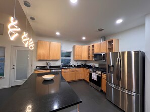 ثلاجة، ميكروويف، فرن، موقد طهي مسطح