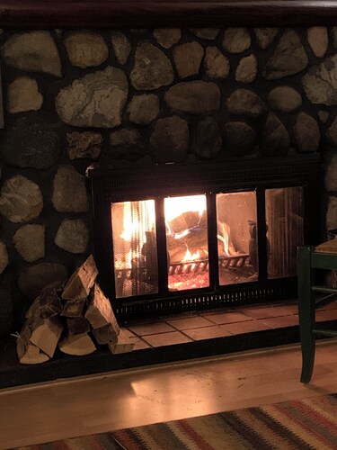 Charming 2-bedroom cottage on beautiful Bear Lake with WiFi and AC in Kalkaska. 