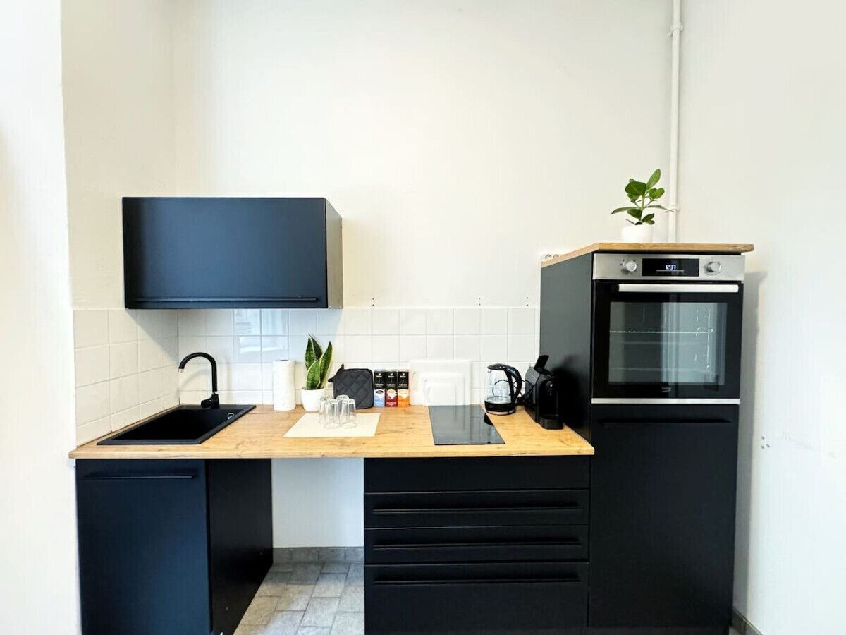 Kühlschrank, Ofen, Herdplatte, Wasserkocher mit Kaffee-/Teezubehör