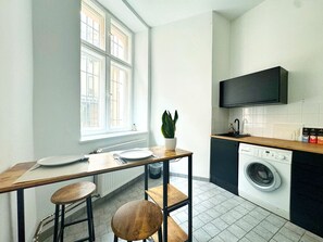 Fridge, oven, stovetop, coffee/tea maker
