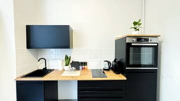 Køleskab, ovn, kogeplade, kaffe-/temaskine