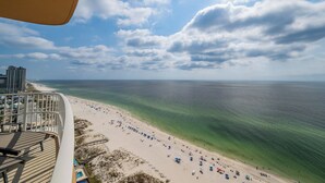 Ein Strand mit klarem Wasser, sandigem Ufer und Blick auf den Ozean.