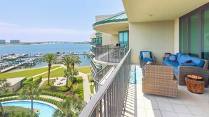Ein Balkon mit Blick auf eine Marina und ein Schwimmbad.