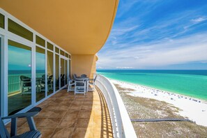 Un balcón con vistas a la playa y al océano.