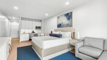 Suite estudio de lujo | Caja de seguridad en la habitación y escritorio