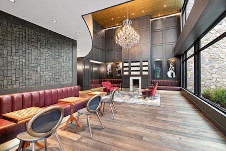 Sala de estar en el lobby. The Selby