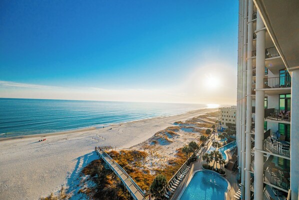 On the beach - Luxurious Four-Bedroom - The Oasis 711 (Orange Beach)