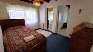 2 habitaciones, escritorio, tabla de planchar con plancha y wifi
