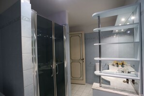 Secador de pelo, bidé, toallas y jabón