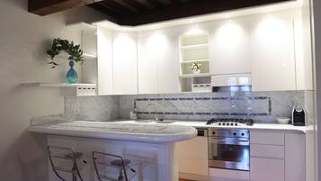 Frigorifero, forno, piano cottura, lavastoviglie