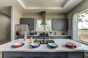 Kylskåp, spishäll, diskmaskin och kaffe- och tebryggare