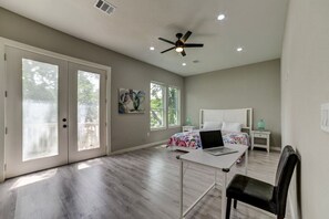 4 makuuhuonetta, työpöytä, Wi-Fi, vuodevaatteet