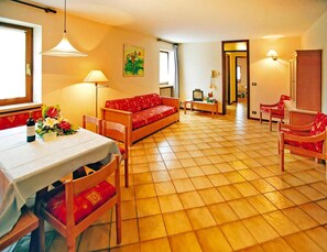Living room - Residence La Filanda in Costermano With Pool (Costermano sul Garda)
