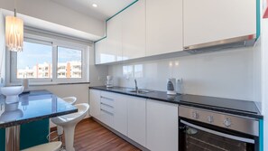 Frigorifero, microonde, forno, piano cottura