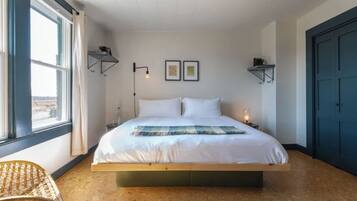 Classic Room, 1 King Bed | In-room safe, desk, iron/ironing board, free WiFi