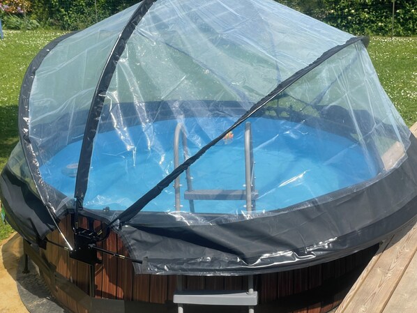 Tina de hidromasaje al aire libre