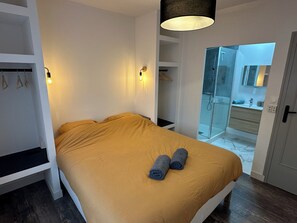 4 habitaciones, tabla de planchar con plancha, cuna de viaje y wifi