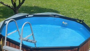 An above-ground pool with a ladder, surrounded by a wooden deck. - Villa-Iska-Calme-Piscine-Moderne-Port-Centre-Plages (La Tremblade)