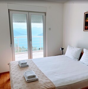 3 habitaciones, caja de seguridad en la habitación y escritorio