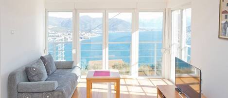 Smart-TV, DVD-Player, Bücher, Stereoanlage