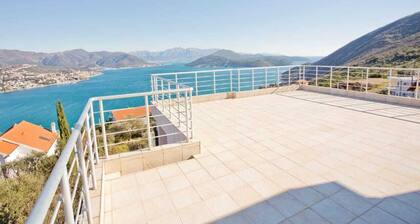 Spacious luxury villa with heated private pool & spectacular views of Boka bay