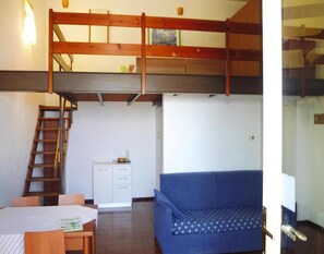 Apartamento clássico, 3 quartos | Sala de estar