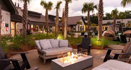 Cozy 2-bedroom luxury apartment in Summerville with WiFi, AC