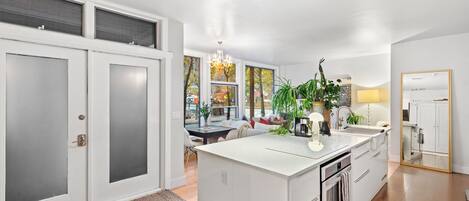 Een koelkast, een magnetron, een oven, een kookplaat