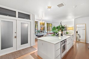 Fridge, microwave, oven, stovetop - Mountain Modern Flat: Ski & Soak (Telluride)