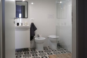 Secador de pelo, bidet, toallas, jabón