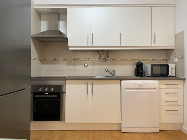Geladeira, micro-ondas, fogão, cooktop