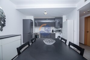 Kühlschrank, Mikrowelle, Ofen, Geschirrspüler