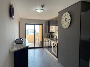 Kühlschrank, Mikrowelle, Ofen, Geschirrspüler