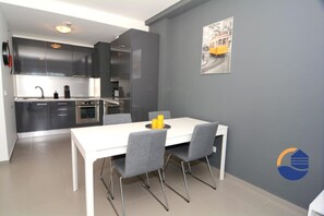 Fridge, microwave, oven, dishwasher - 2 Bedroom apartment Paraíso Sol da Rocha (Portimão)