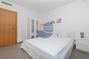 3 chambres, fer et planche à repasser, accès au Wi-Fi (inclus)
