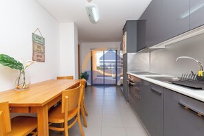 Kjøleskap, mikrobølgeovn, ovn og oppvaskmaskin