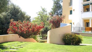 A modern building with a pool, surrounded by well-maintained gardens and trees. - 2 Bedroom apartment Condominio Primavera (Portimão)