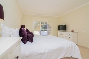 4 bedrooms, iron/ironing board, free WiFi