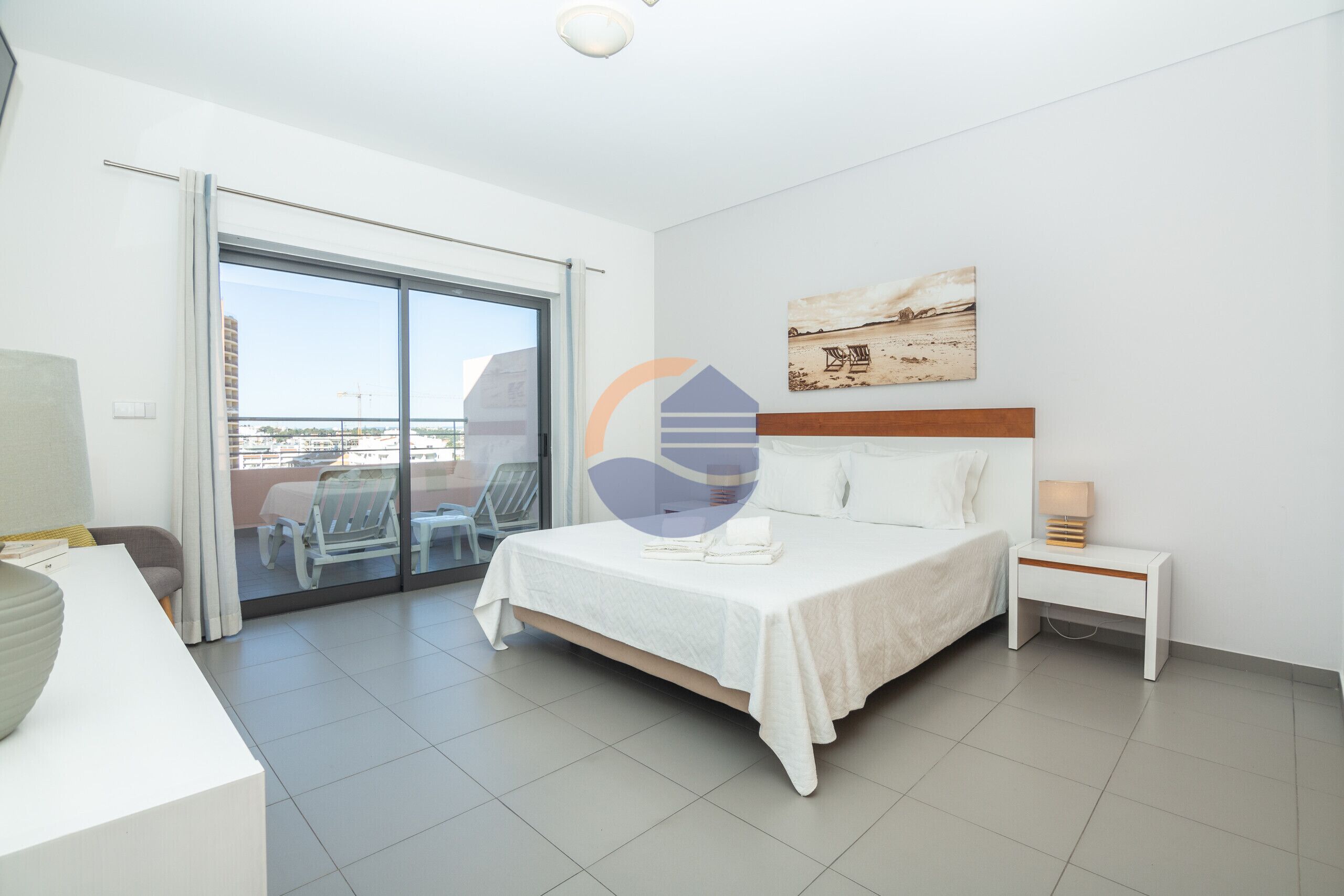 1 chambre, coffres-forts dans les chambres, fer et planche à repasser