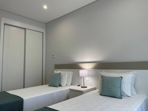 3 chambres, coffres-forts dans les chambres, fer et planche à repasser
