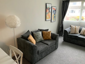 Smart TV, books, stereo - Modern Bungalow in quiet location ,Draycott Derbyshire. (Draycott)