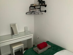 2 bedrooms, iron/ironing board, free WiFi, bed sheets - Modern Bungalow in quiet location ,Draycott Derbyshire. (Draycott)
