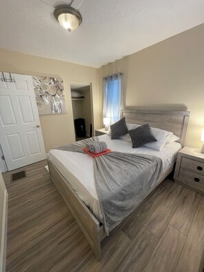 1 bedroom, iron/ironing board, WiFi, bed sheets - Peaceful little house in the heart of Maryland Heights (Maryland Heights)