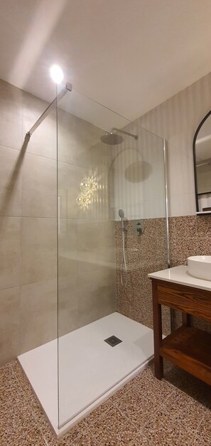 Douche, sèche-cheveux, serviettes fournies, savon